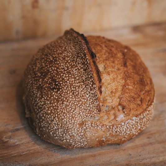 Surdeigsbrød med havre, toppet med sesam