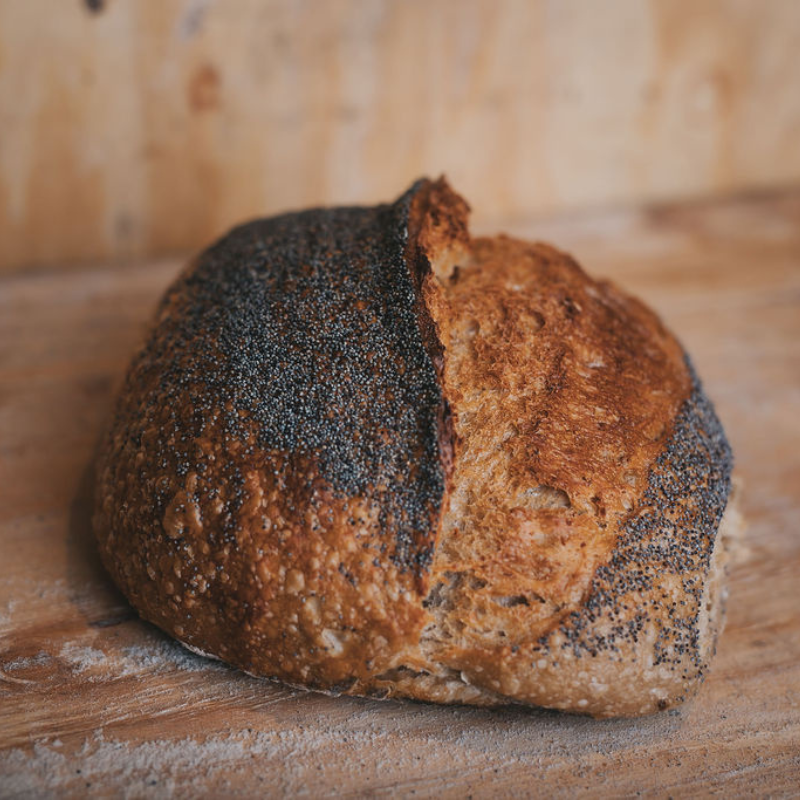 Surdeigsbrød med havre, toppet med valmue